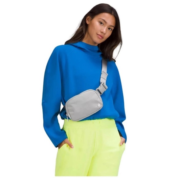 Lululemon Everywhere Belt Bag in Silver Drop - Picture 1 of 6